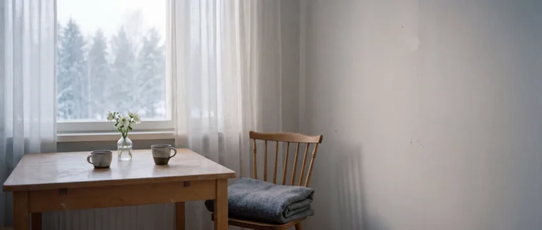 Hiljainen keittiö talviaamuna, pöydällä kaksi kahvikuppia